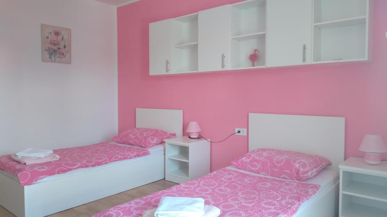 Apartmani "Lorenzo" Новаля Екстер'єр фото