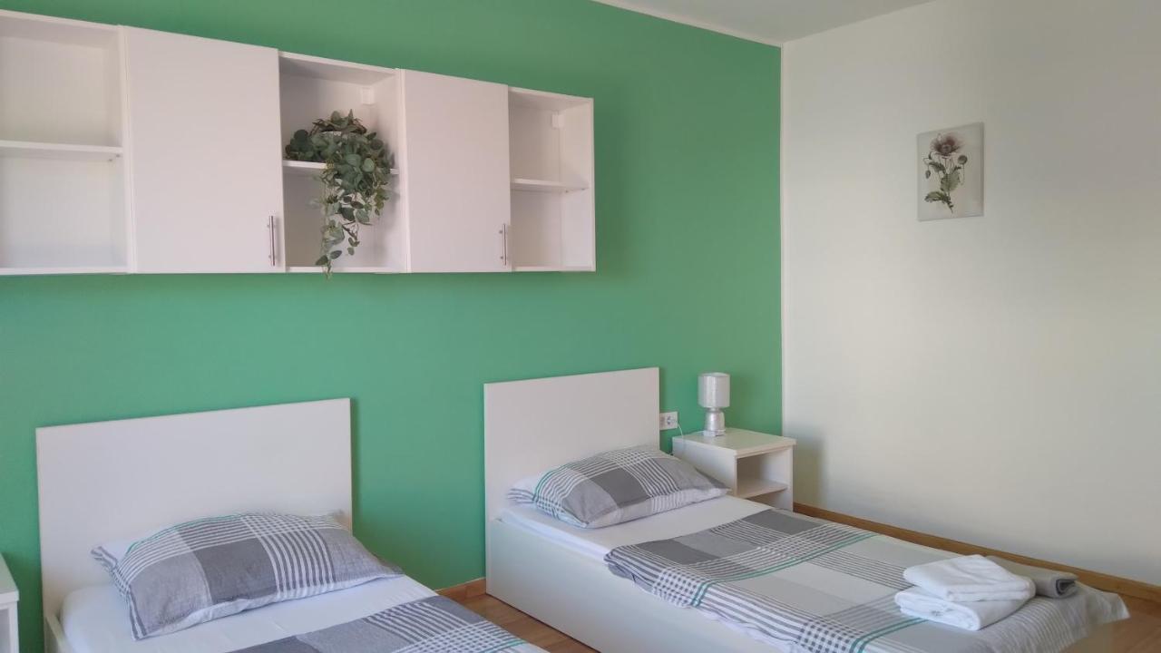 Apartmani "Lorenzo" Новаля Екстер'єр фото