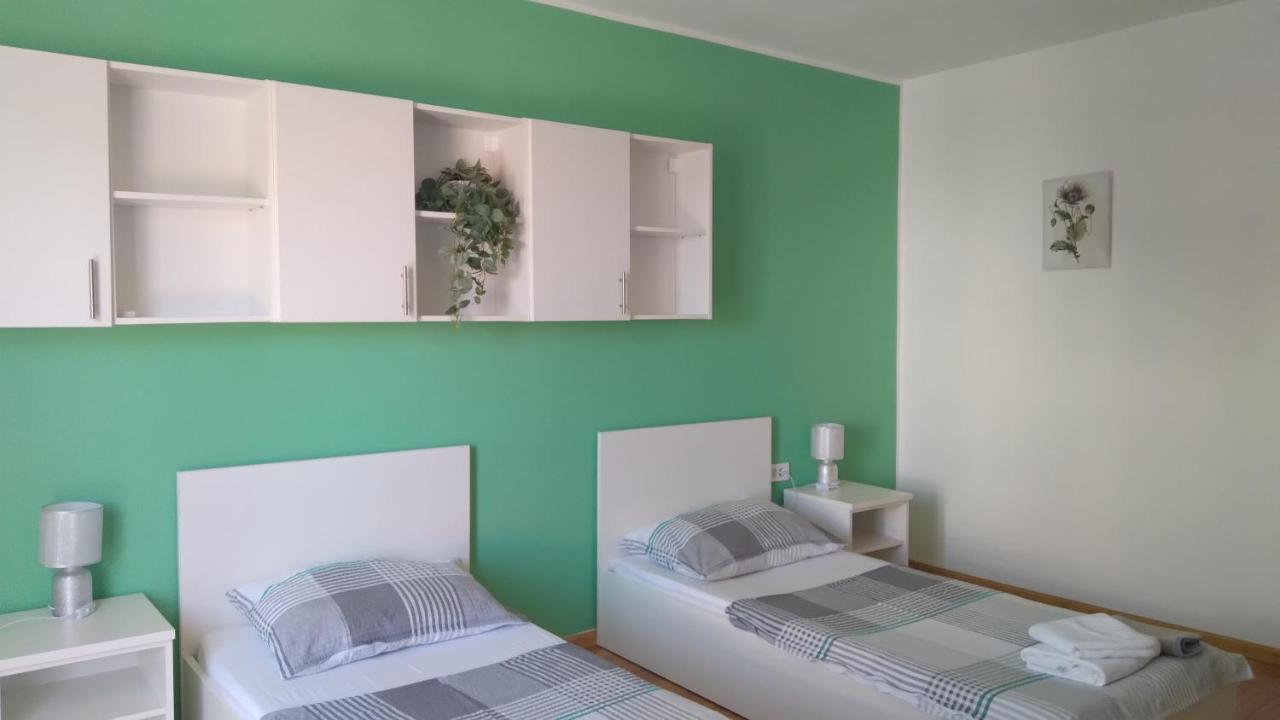 Apartmani "Lorenzo" Новаля Екстер'єр фото