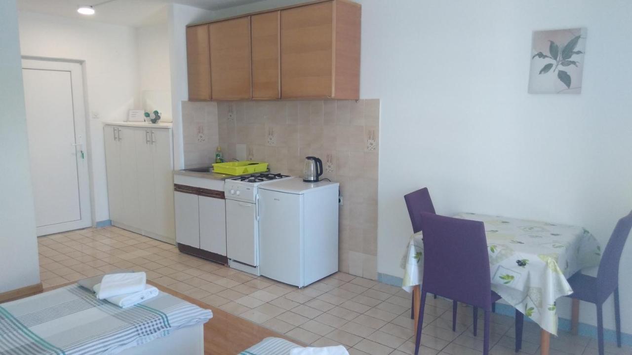 Apartmani "Lorenzo" Новаля Екстер'єр фото