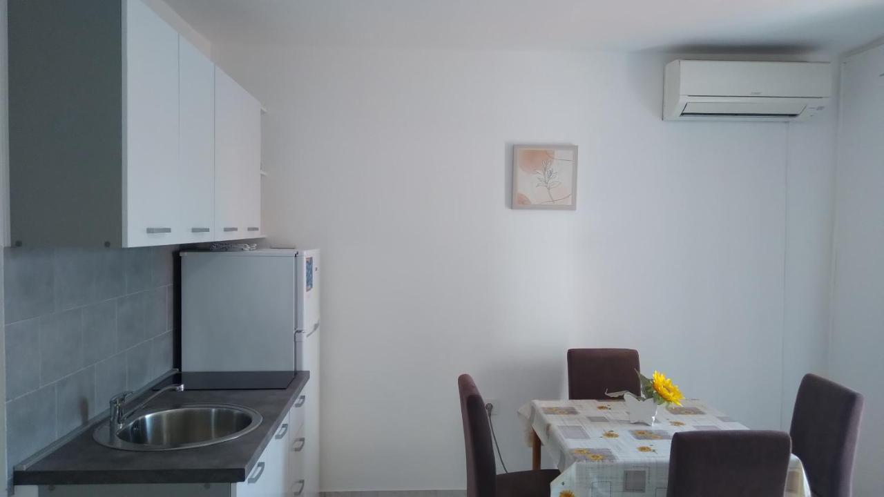 Apartmani "Lorenzo" Новаля Екстер'єр фото