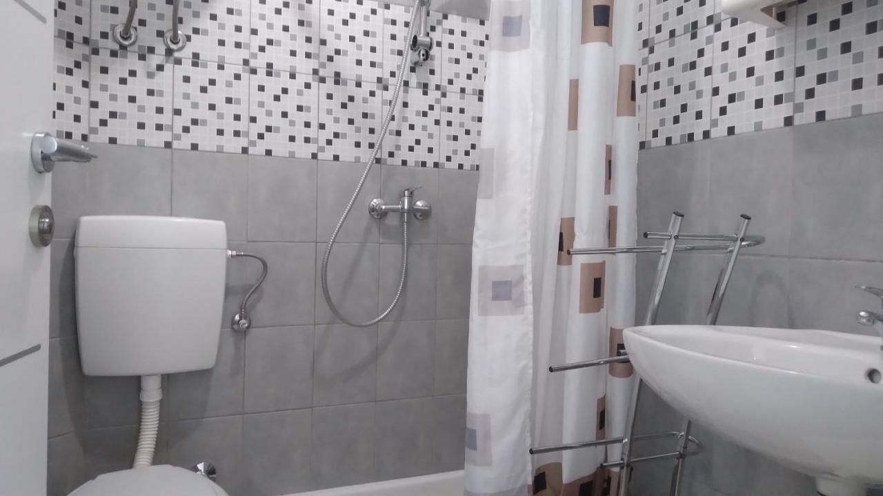 Apartmani "Lorenzo" Новаля Екстер'єр фото