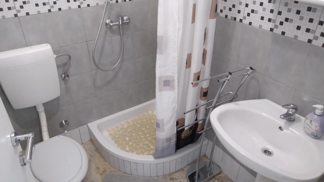 Apartmani "Lorenzo" Новаля Екстер'єр фото