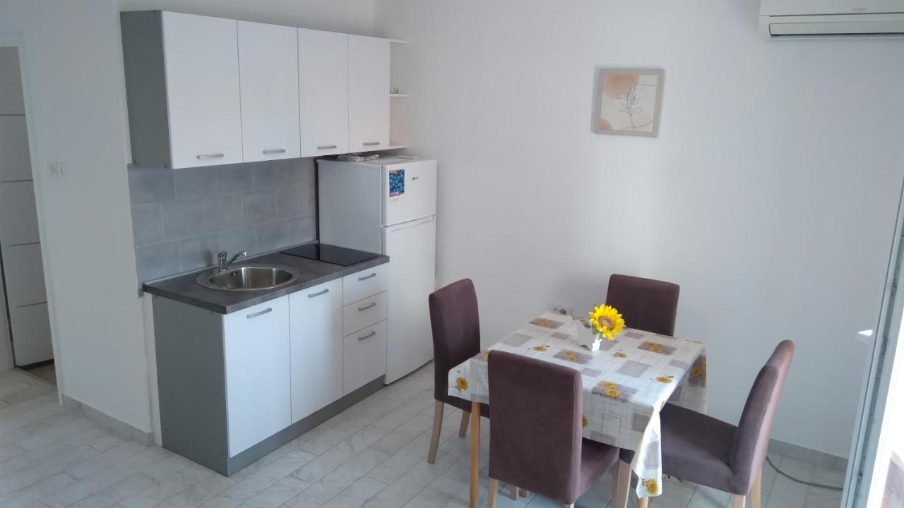 Apartmani "Lorenzo" Новаля Екстер'єр фото