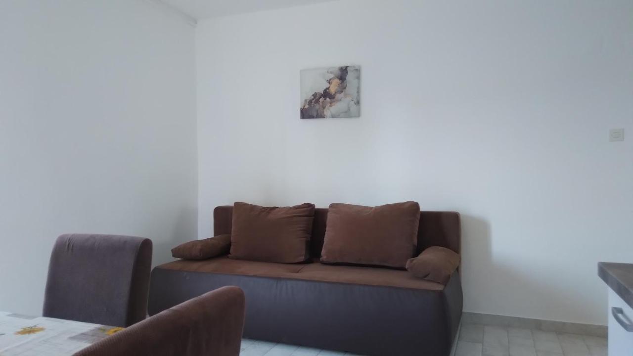Apartmani "Lorenzo" Новаля Екстер'єр фото