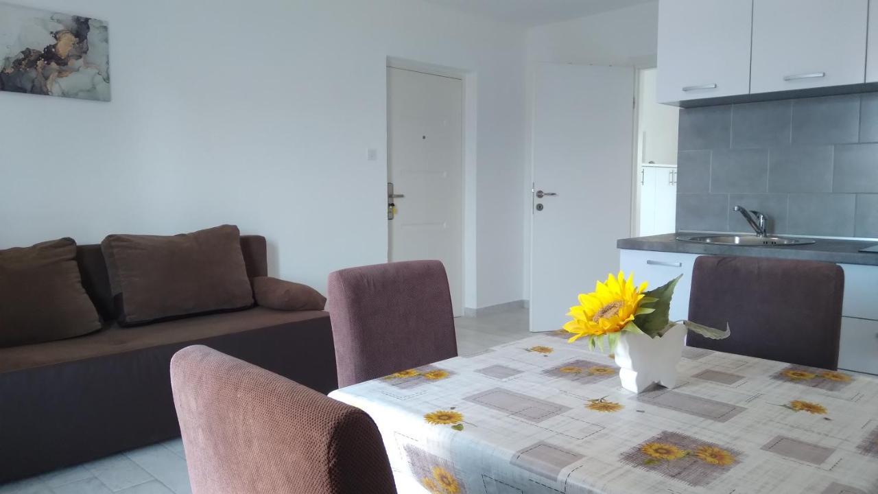 Apartmani "Lorenzo" Новаля Екстер'єр фото